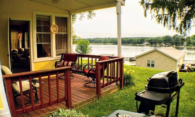 Wolcott Cabaña | Charming Cottage with Stunning Bay Views & Water Access