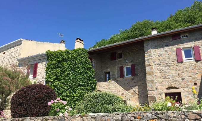 Veranne Cabaña | Encantadora casa rural con estufa de leña, terraza y jardín. Rutas de senderismo, 1 hab + altillo