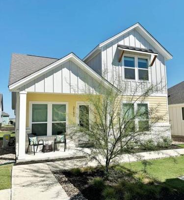 New Braunfels Casa | Charming Cottage - Yellow Haus near Gruene