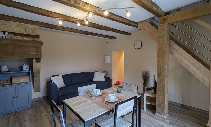 Han-les-Juvigny Cabaña | Encantador apartamento rural con terraza y vistas, ideal para una escapada relajante en familia.