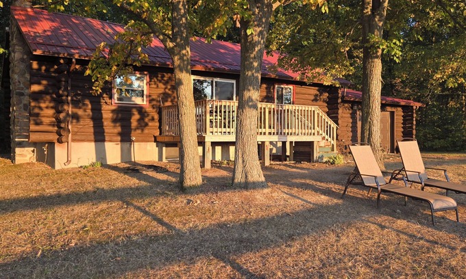 Rushville Cabina | Charming Country Cabin in Rushville-Hot Tub-Sunset Views-Wine Trail Convenience