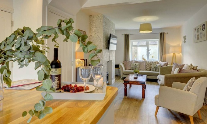 Kineton Casa | Charming Country Cottage near Cotswolds Sleeps 8 4 bathrooms Kineton Near M40 Gaydon - Inspire Homes