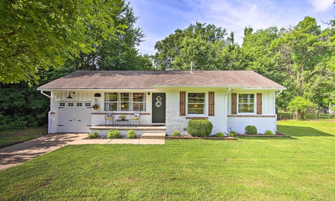 Tulsa Casa | Charming Country Cottage: 5 Mi to Downtown Tulsa!