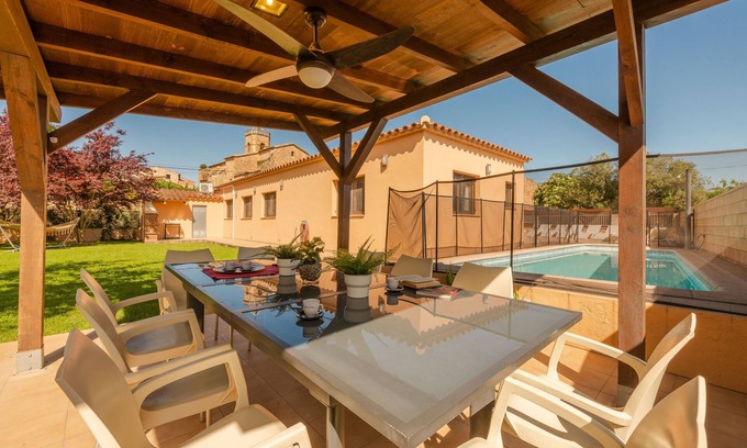 Cistella Cabaña | Encantadora casa rural ideal para familias, con gran jardín y piscina