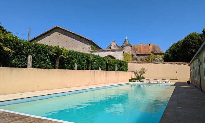 Charente Limousine Cabaña | Encantadora Casa de Campo con Piscina Climatizada en Charente