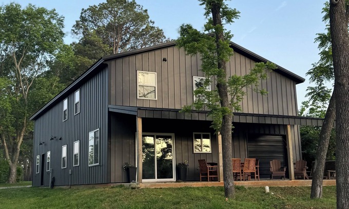 Fayetteville Casa | Charming Country Retreat, convenient to downtown Fayetteville, private garage