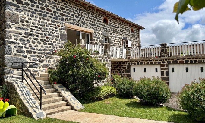 Seneujols Cabaña | Casa rural con encanto: 3 habs con baño privado, terraza, jardín, y todas las comodidades incluidas