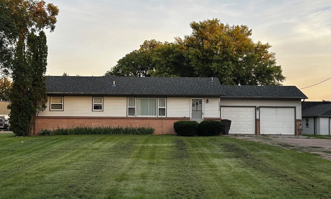 Kearney Casa | Charming country retreat 4-bedroom house with WiFi and AC with 2 car garage