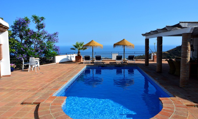 Sayalonga Casa | Encantadora villa de estilo rústico con vistas al mar