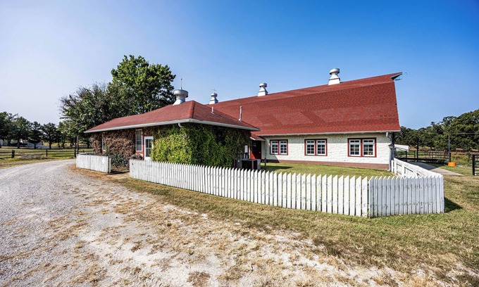 Independence Cabaña | Charming Countryside Cottage