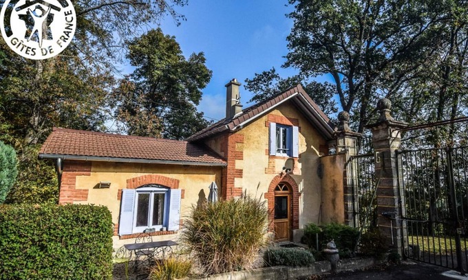 Montbrison Cabaña | Acogedor Gîte con Chimenea, TV, Petanca y Jardín Privado en Montbrison