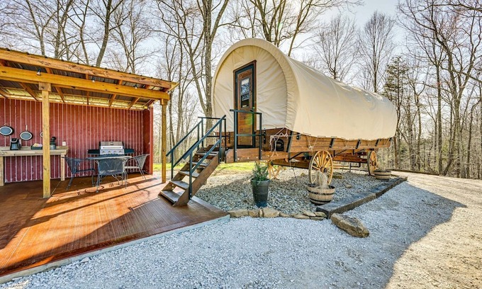 Lindseyville Casa | Charming Covered Wagon on Live Petting Zoo for Memorable Family Glamping Stays in Brownsville, Kentucky