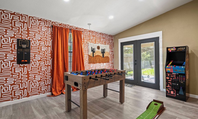Heritage Casa | Charming Cowboy-themed Home - Arcade Games - 3mi to Seaworld - 6mi to AFB -