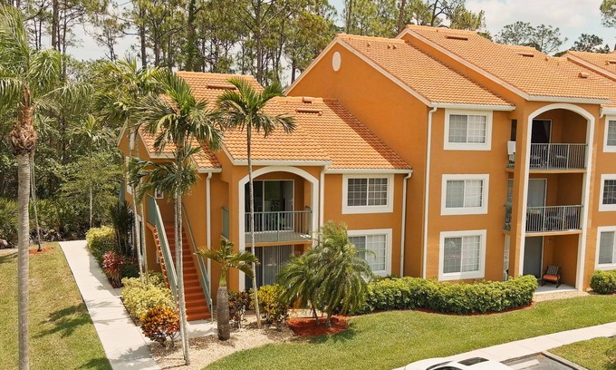 Naples Condominio | Charming & cozy 1 bedroom, 1 bathroom condo with preserve