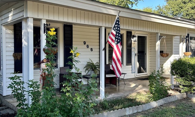 Seguin Casa | Charming, cozy 3-bedroom country home in beautiful Seguin, TX