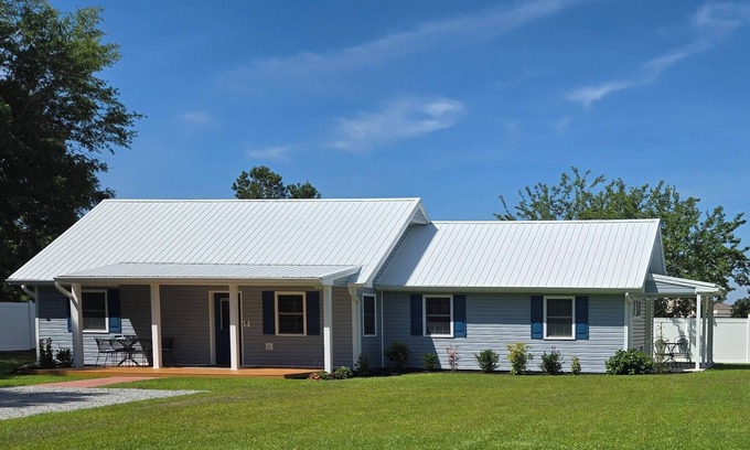 Swansboro Casa | Charming & Cozy 3bdr 2b Home in Heart of Swansboro Perfect for a Relaxing Stay!