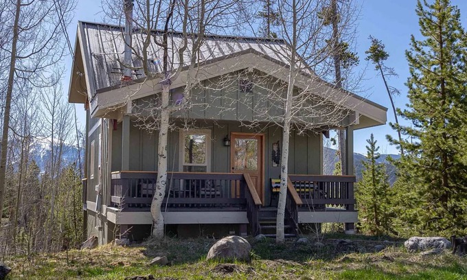Grand Lake Cabina | Charming Cozy Cabin with Mountain Views