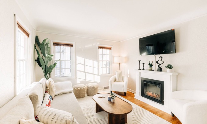 Como Casa | Charming, cozy urban cottage by Como & MN State Fair with Renovated rustic den