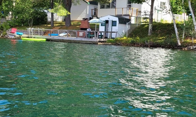Val-des-Bois Cabaña | Charming Cozy Waterfront Cottage
