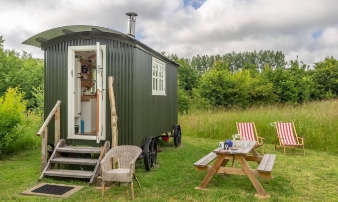 Honing Cabina | Encantadora cabaña de pastor construida por artesanos, ubicada en su propio claro arbolado privado.