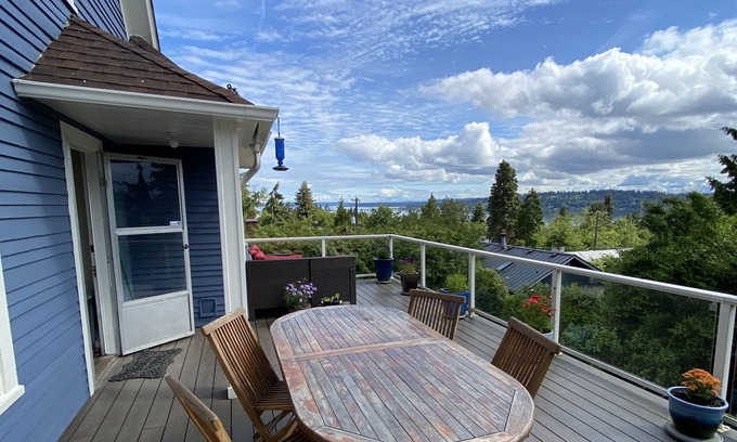 Seattle Metro Area Casa | Charming Craftsman home w/ stunning lake and mountain views! Great for families!