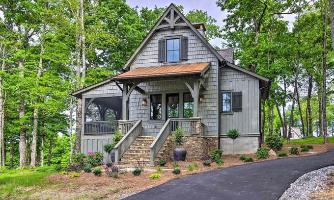 Glenville Cabina | Charming Craftsman w/ Porch + Community Perks!