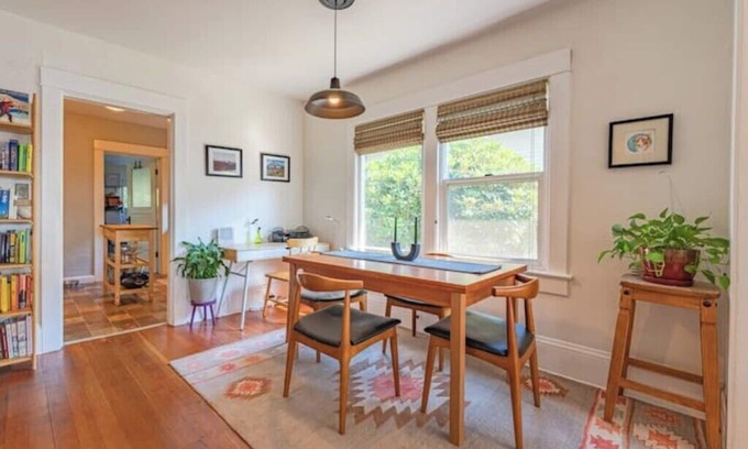 Leschi Casa | Charming Craftsman with Backyard - Dog Friendly!