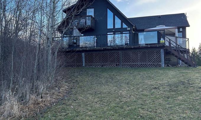 Manitoba Cabina | Charming creekside cottage on 2 acres w/ hot tub and king bed