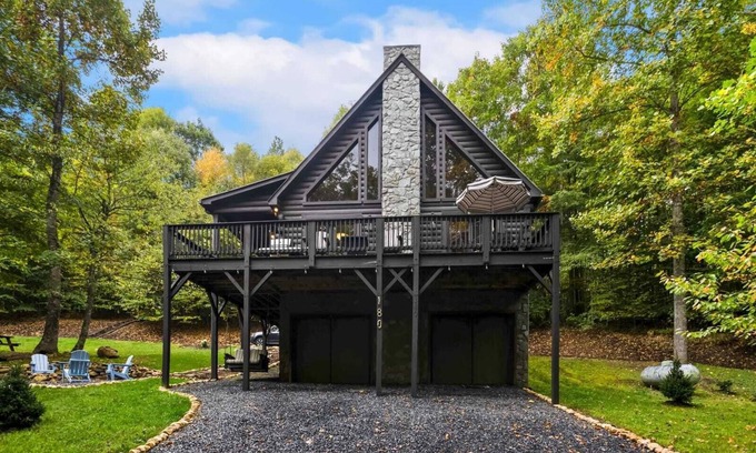 Todd Cabina | Charming Creekside Cabin in Todd