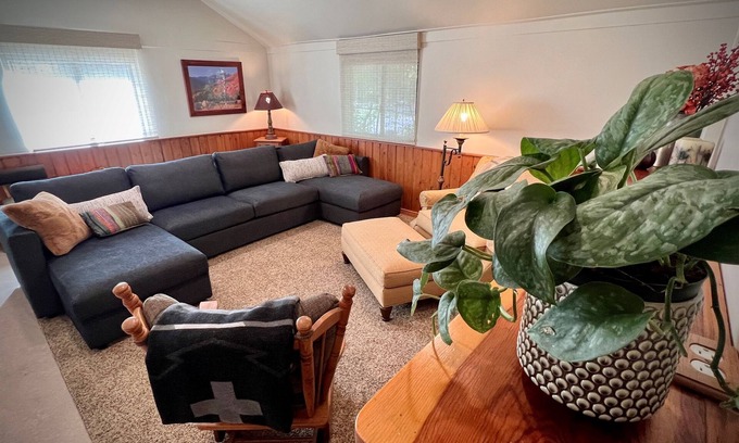 Snowbird Cabaña | Charming Creekside Mountain Cottage