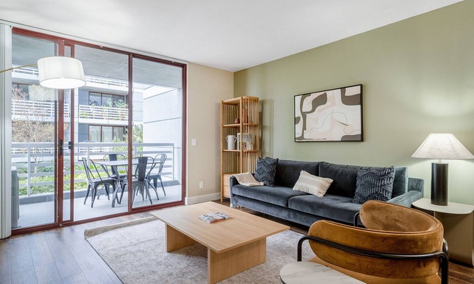 Cupertino Apartamento | Charming Cupertino 2BR w/ Gym, Pool & W/D, nr tech HQs, by Blueground