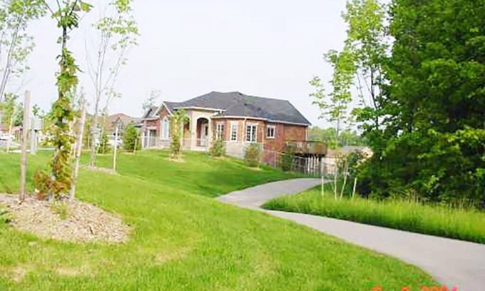 Barrie Casa | CHARMING CUSTOM HOME BESIDE PARK,WALK TO BEACH