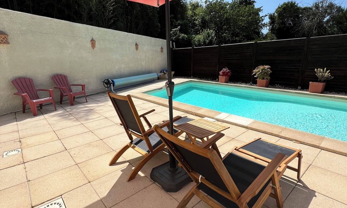 Bellerive-sur-Allier Casa | Charming detached house with swimming pool, set in lush greenery on the banks of the Allier.