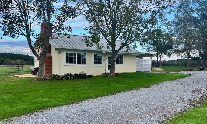 Tylertown Cabaña | Charming dairy cottage & spacious grounds, fireplace, outdoor charcoal grill