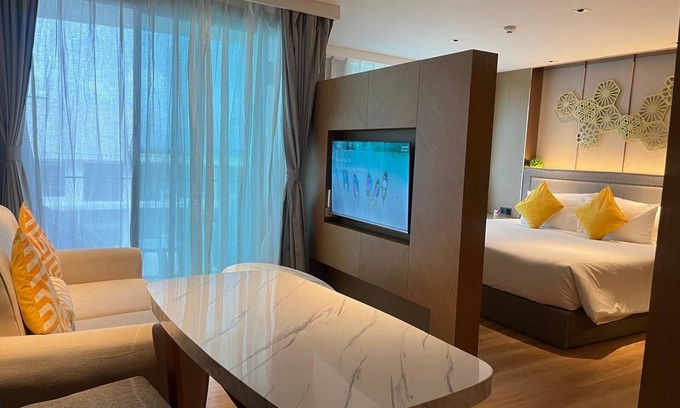 Rawai Apartamento | Charming deluxe room in 5-star hotel in Nai Harn with gym and kids water park