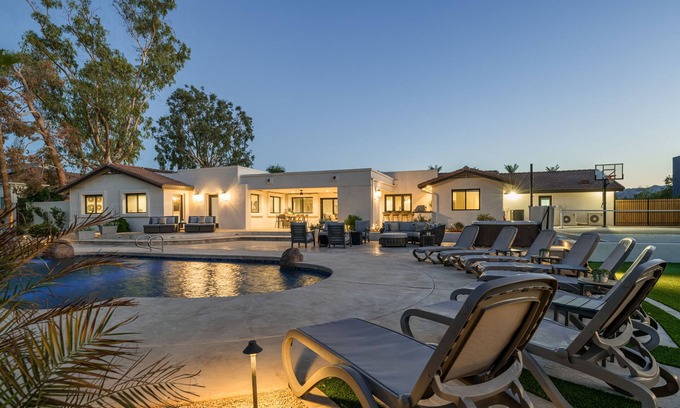 La Tierra Estates Casa | Charming Desert Retreat w/ pickle-ball, gym, theater & more!