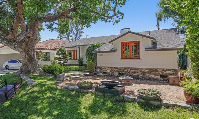 Toluca Woods Casa | Charming Designer Home near Universal Studios- Ideal for extended stays
