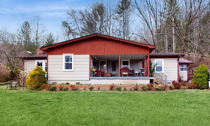 Horse Shoe Casa | Charming Dog-Friendly Home with Full Kitchen, Wifi and Mountain Views