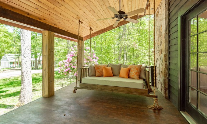 Blakeslee Casa | New! Middleton Cottage: Dogs Ok, Lake Access, Hot Tub!