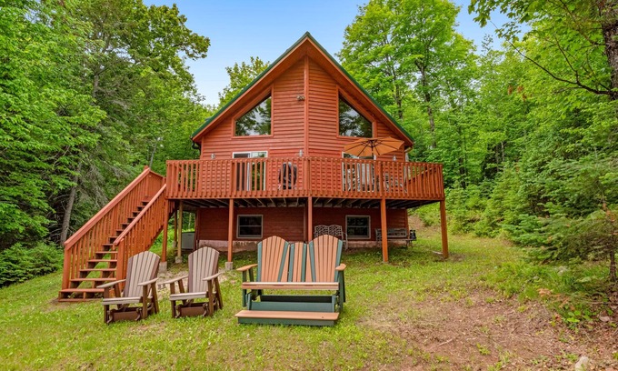 Mercer Casa | Charming dog-friendly cabin with full kitchen, kayak, firepit & lake view
