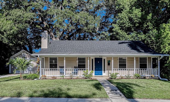 River District Casa | Charming dog-friendly home with enclosed yard, full kitchen & washer/dryer