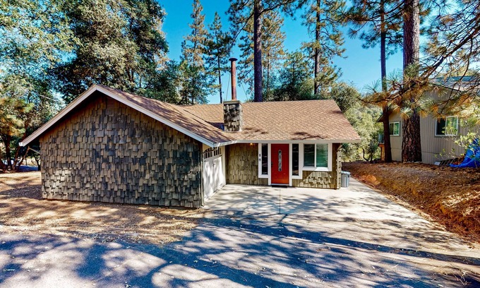 Groveland Casa | Charming, dog-friendly retreat with a fireplace, modern kitchen, & washer/dryer