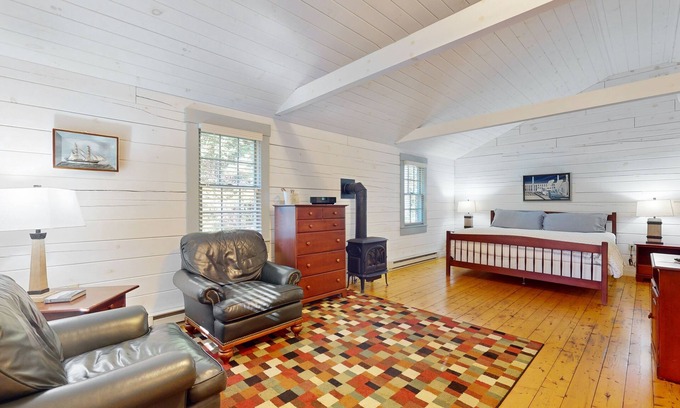 Northport Apartamento | Charming dog-friendly studio cabin with firepit and near outdoor fun