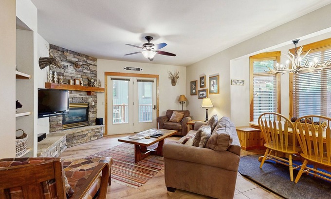 Whitefish Condominio | Condominio encantador con bañera de hidromasaje compartida, actualizaciones, caminar a las pistas!