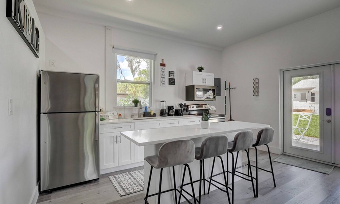 Bonita Springs Apartamento | Charming Downtown Retreat with Courtyard