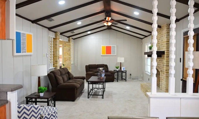 Universal City Casa | Charming Downtown Modern Marvels w/ 4 bedroom