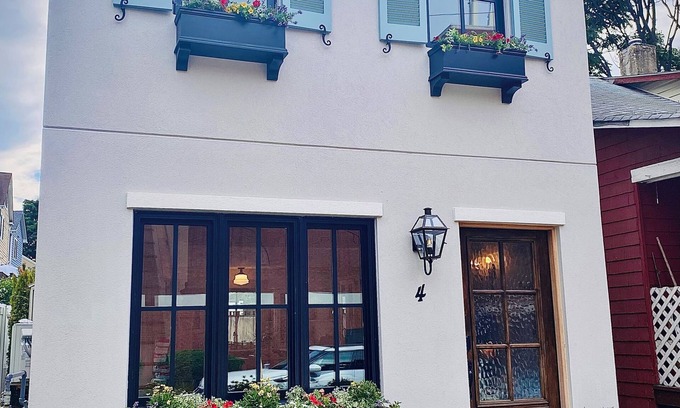 Murray Hill Casa | Charming Downtown Annapolis. Stroll to all the Historic District has to offer.
