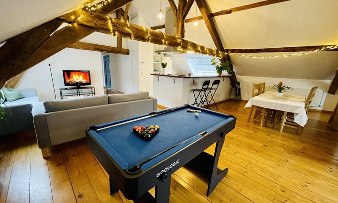 Dansaert Apartamento | Charming Downtown Loft Chalet With Private Parking