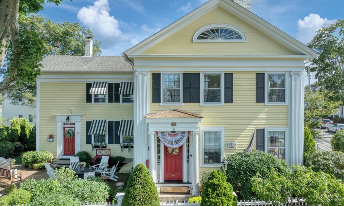 Mystic - New London Casa | Charming downtown Mystic home. Mere steps to shops, restaurants, and parks.