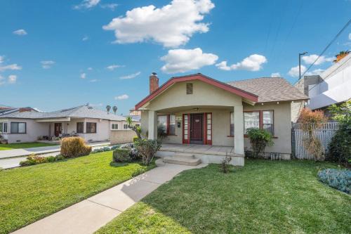 Alhambra Casa | Charming Downtown Retreat with free parking